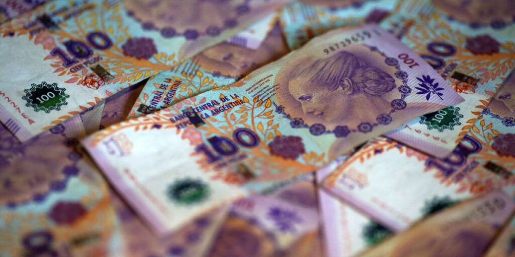 Bolsa na Argentina dispara 4,7% após fim do controle de câmbio; dólar sobe