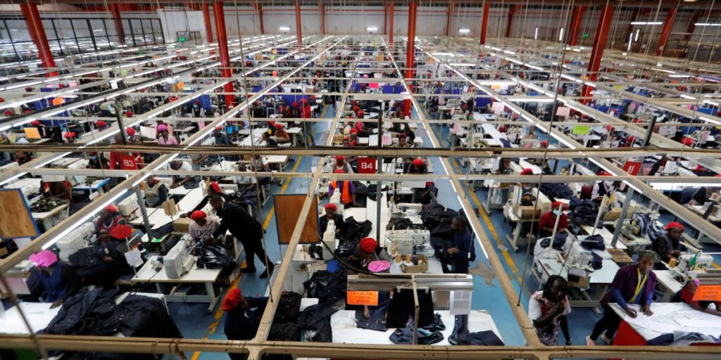 Confiança da indústria cai em 15 setores em abril, revela CNI