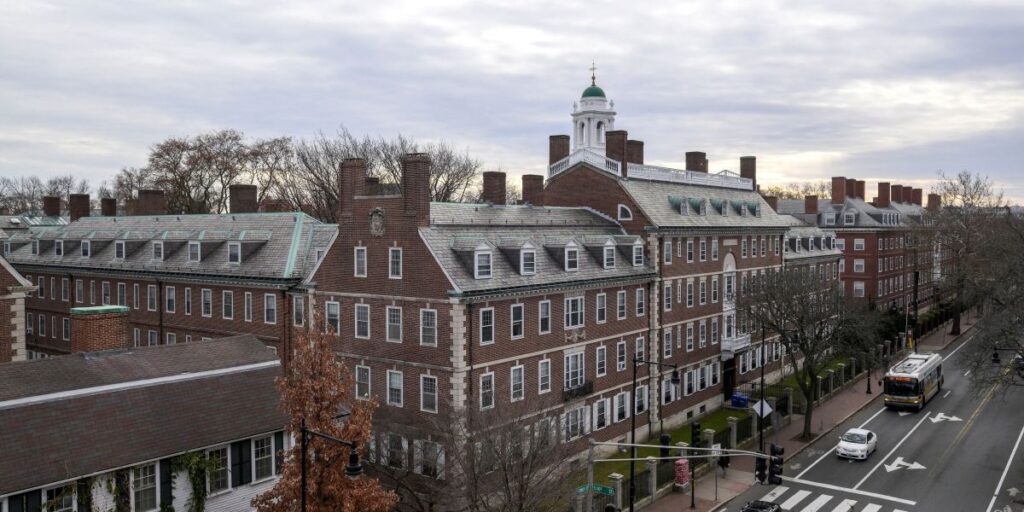 Harvard rejeita mudanças exigidas pelo governo Trump e arrisca bilhões