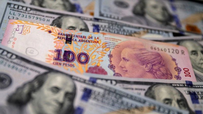 Argentina: dólar salta mais de 10% após flexibilização de controle cambial