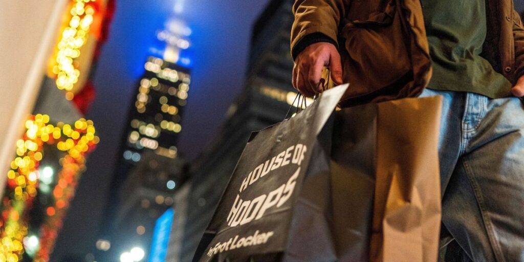 Vendas no varejo dos EUA disparam em março por compras antes de tarifas