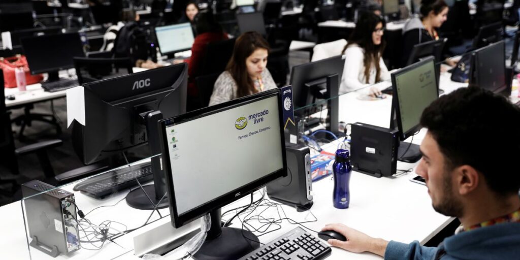 Setor de serviços cresce 0,8% em fevereiro, diz IBGE