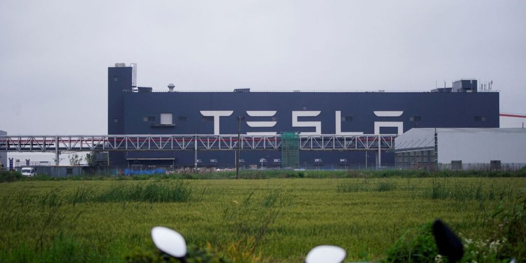 Tesla admite mil trabalhadores para produção de caminhão elétrico, diz site