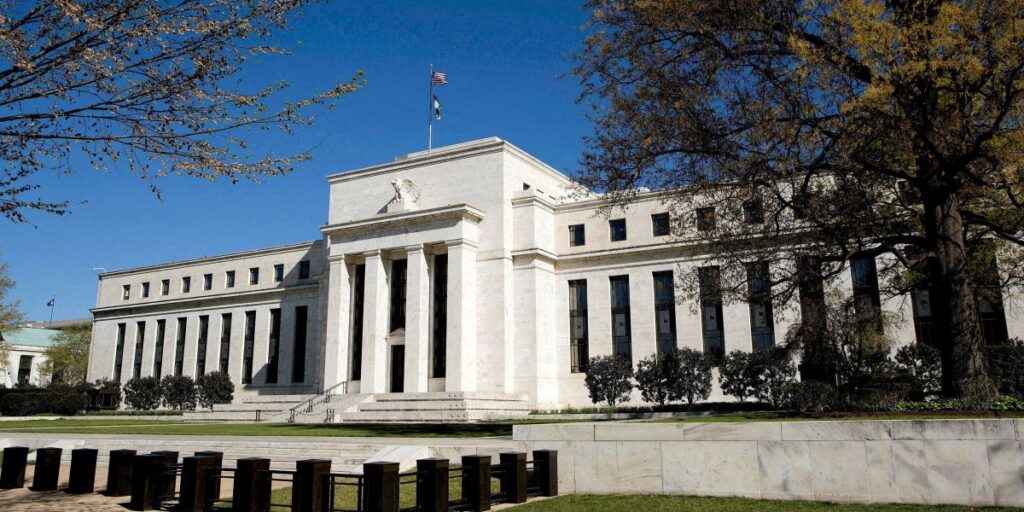 Autoridades do Fed defendem paciência enquanto avaliam impacto das tarifas