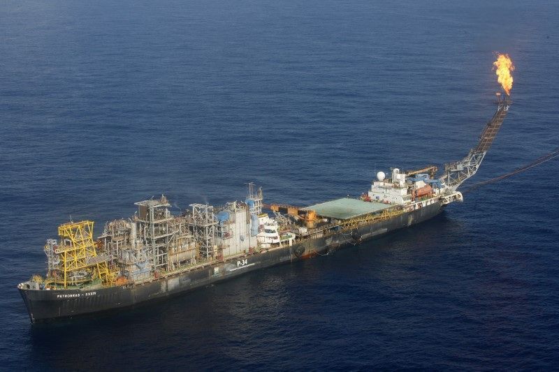 Petróleo fecha em forte queda com percepção de tarifas mais agressivas