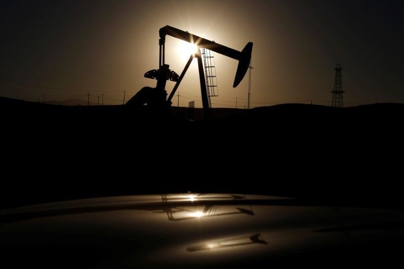 Petróleo fecha em forte queda com receio sobre demanda por tensão comercial