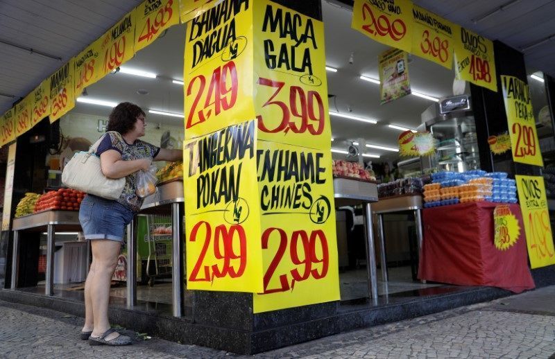 Preços ao produtor no Brasil caem em fevereiro após 12 altas seguidas