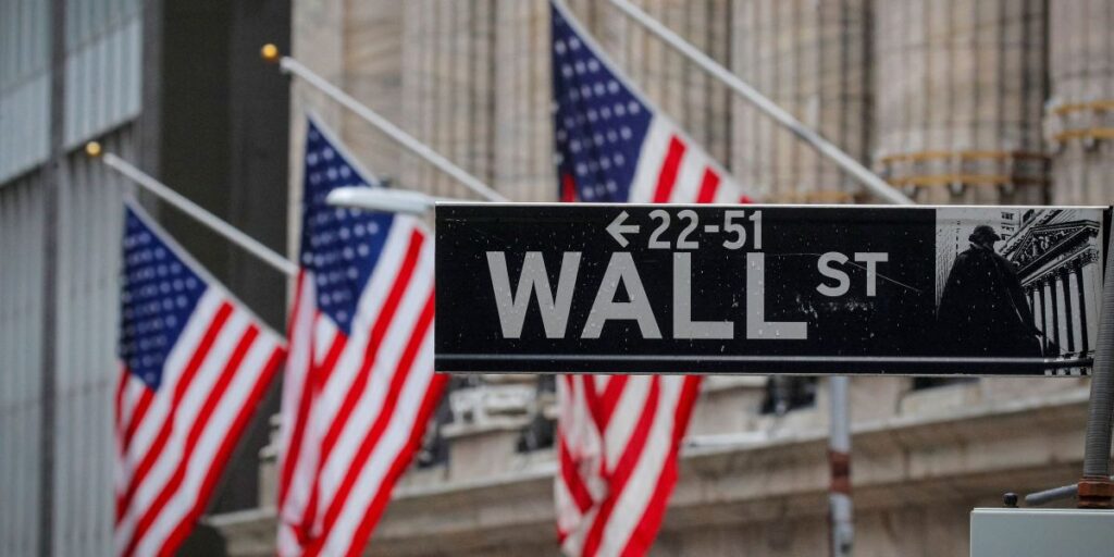 Wall Street sobe e marca alta semanal com negociações e balanços em foco