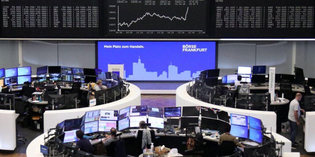 Bolsas da Europa têm leve queda com balanços e decisão do BCE no radar