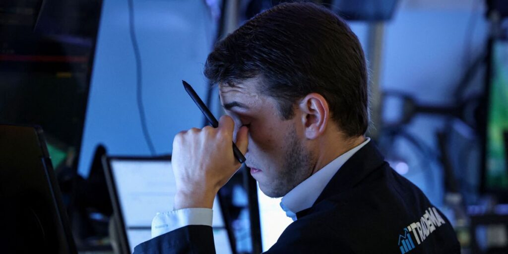 Wall Street despenca conforme guerra comercial piora