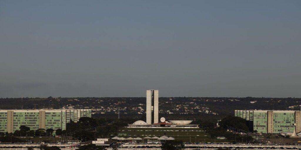 Chuvas e temperaturas amenas marcam a última semana de abril em Brasília