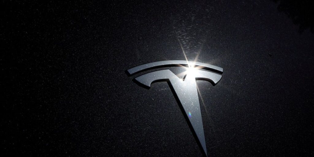 Tesla enfrenta crise sem precedentes com queda em vendas e lucro