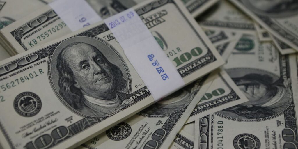 Dólar recua com foco em negociações comerciais e decisão do BCE; bolsa sobe