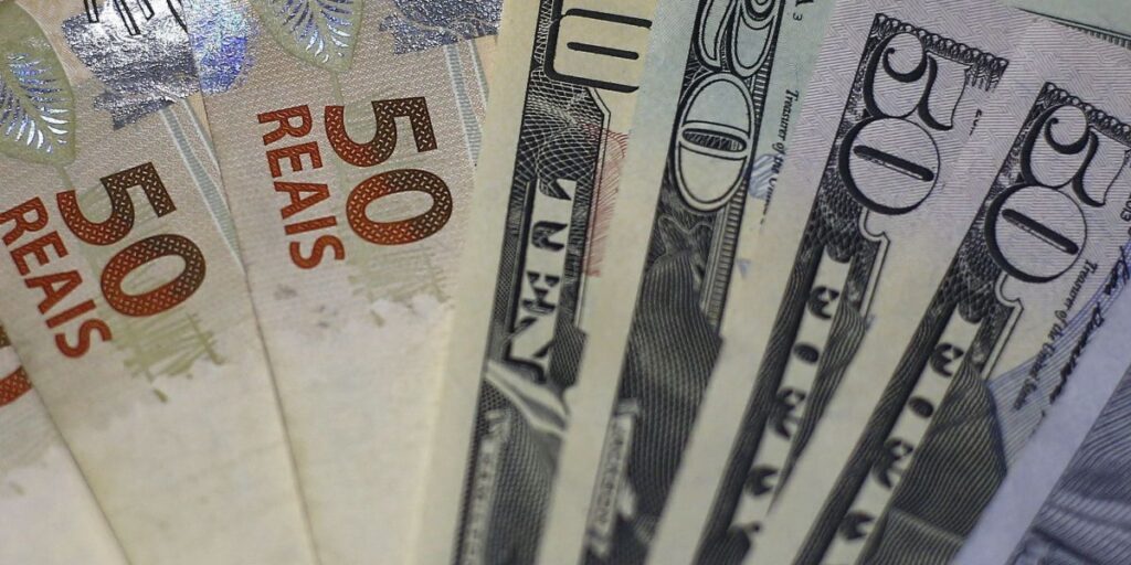 Busca por proteção: dólar volátil impulsiona operações de hedge cambial