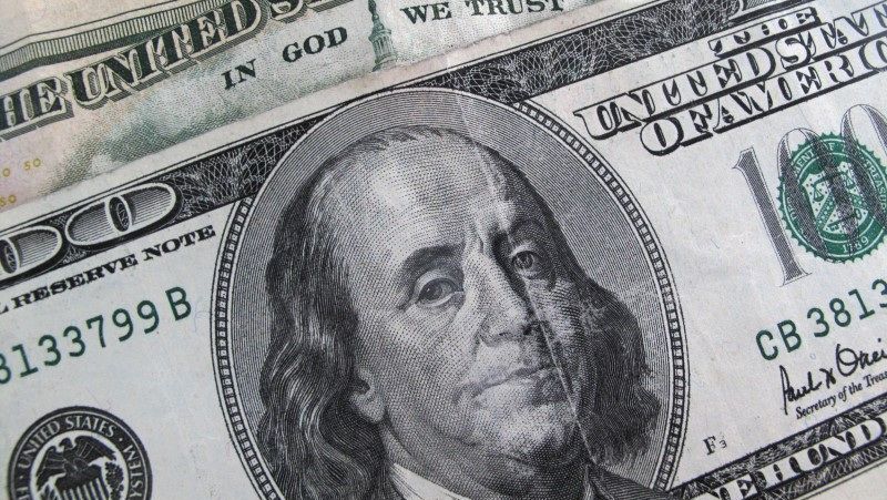 Guerra comercial: bolsa cai mais de 2%, dólar salta e mercado global afunda