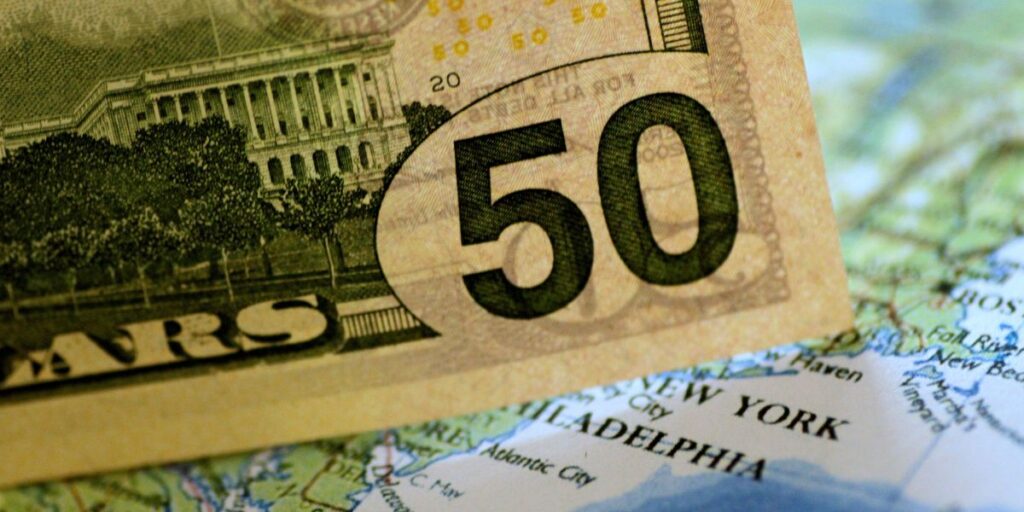 Dólar abre em forte queda e vai a R$ 5,60 após tarifaço de Trump