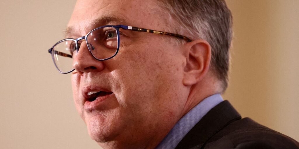Tarifas aumentarão inflação e desemprego, diz presidente do Fed de NY