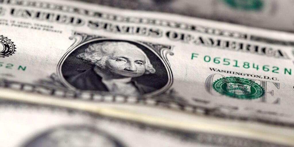 Dólar sobe na abertura com sinais de alívio em tensões comerciais e IPCA-15