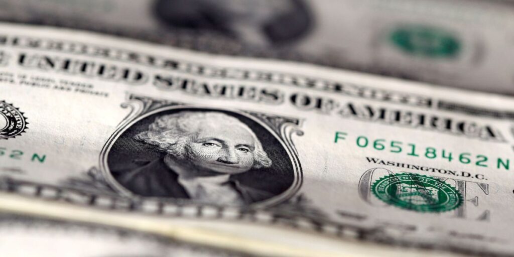 Dólar tem leve queda na abertura enquanto mercado analisa dados dos EUA