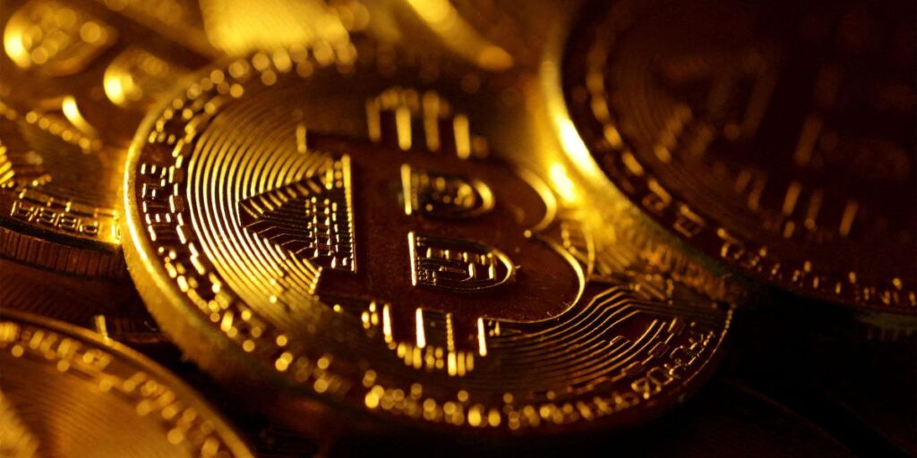 Bitcoin sobe com sinais de alívio tarifário e retomada do risco