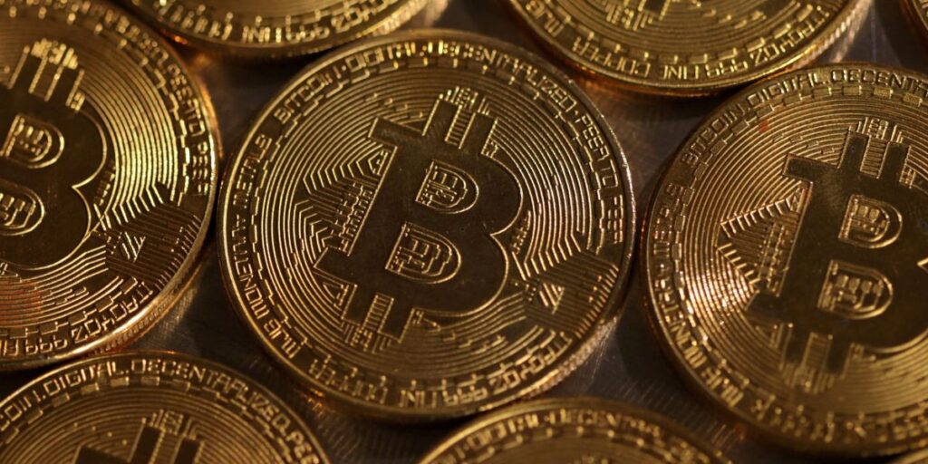 Bitcoin cai após volatilidade com guerra comercial e Trump