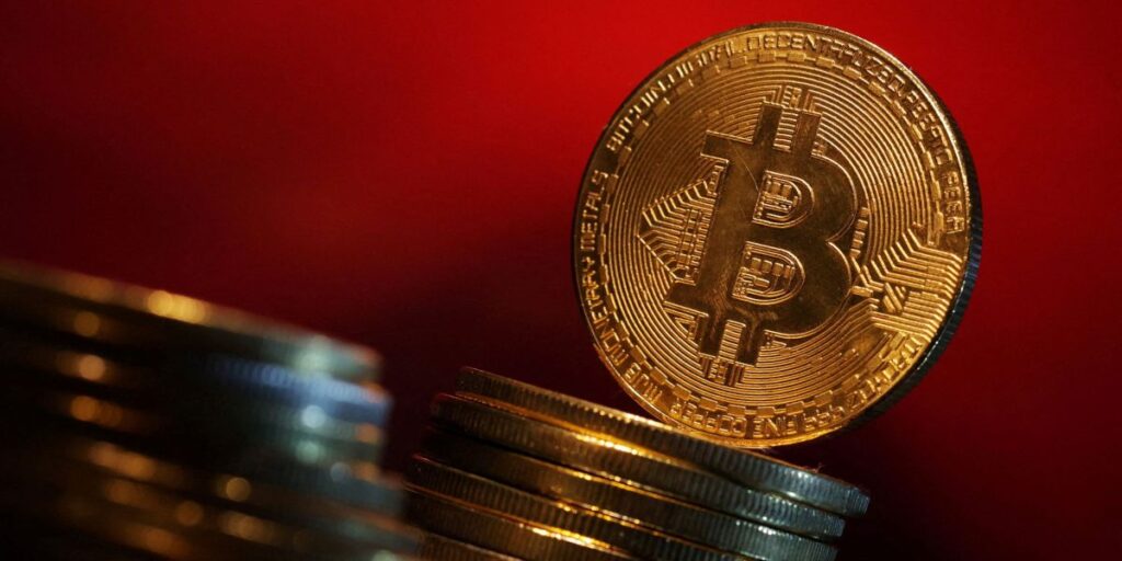 Bitcoin se valoriza enquanto mercados aguardam tarifas de Trump