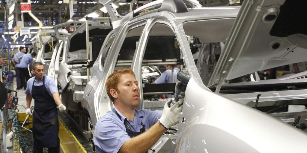 Faturamento da indústria cresce 1,6% em fevereiro, mas salário cai