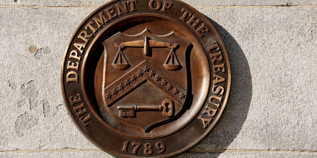 Tesouro dos EUA anuncia sanções a navios que abastecem Houthis