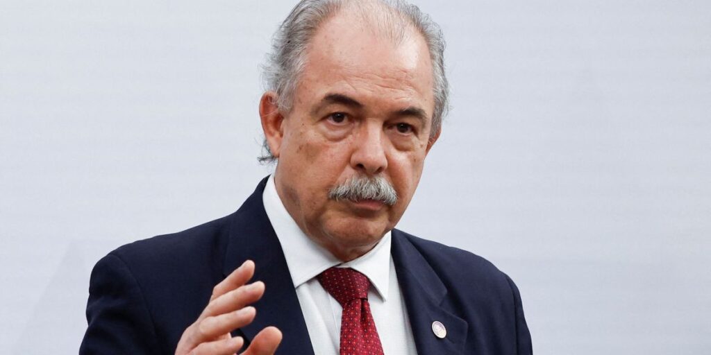 Petrobras ajuda a reduzir o preço de combustível, diz Mercadante