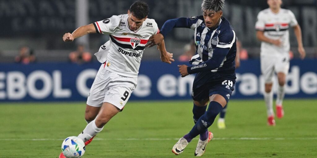Libertadores: São Paulo bate Talleres na estreia, mas Oscar preocupa