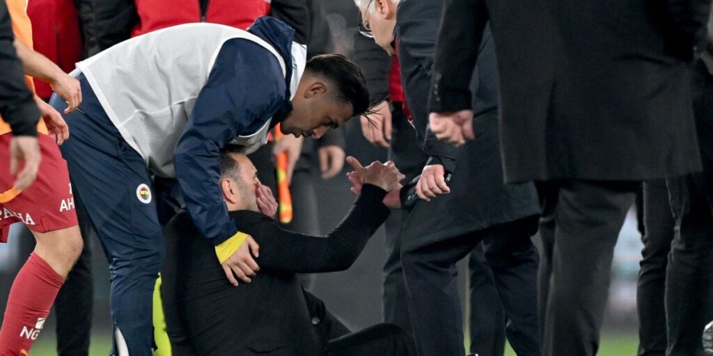 José Mourinho agride técnico do Galatasaray com "beliscão" no nariz; veja