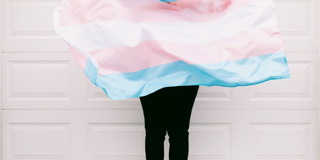 CFM veta terapia hormonal a menores, e comunidade LGBTQIA+ critica; entenda