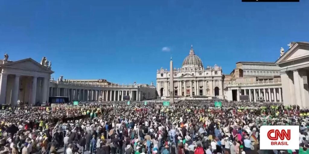 Funeral do papa Francisco: Timelapse mostra milhares de fiéis se reunindo