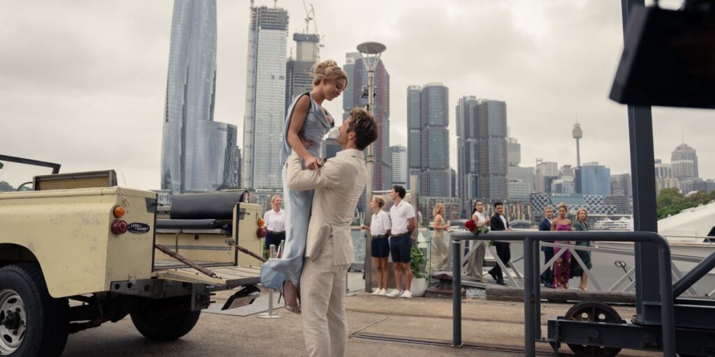 Sydney Sweeney vai a casamento de irmã de Glen Powell após boato de término