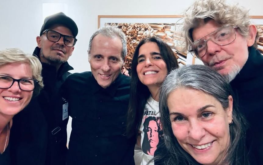 Após cirurgia, Tony Bellotto recebe visita de Branco Mello e Sérgio Britto