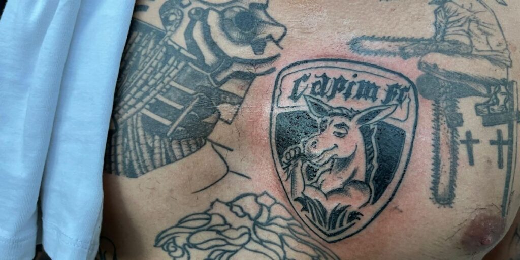 Torcedor tatua escudo de time da Kings League; veja fotos