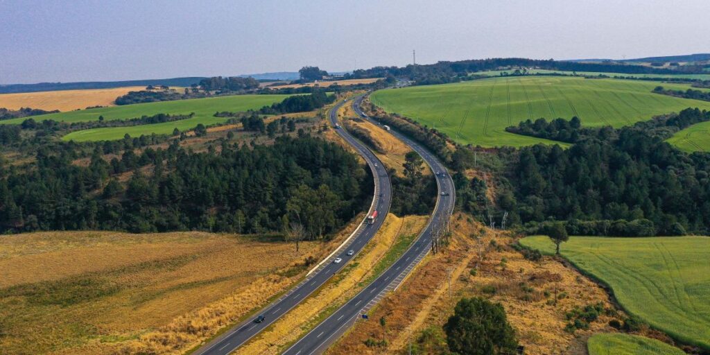 Governo assina contratos de concessão de dois lotes de rodovias do Paraná