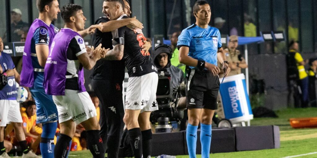 Elenco do Vasco apoia Carille em meio a pressão e protestos da torcida