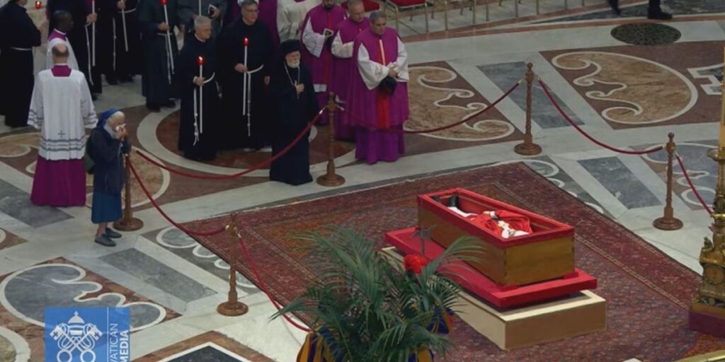 Quem é a freira amiga do papa Francisco que quebrou protocolo no velório