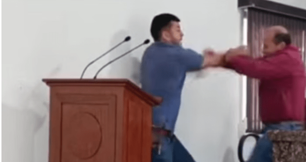 Vereadores trocam socos e xingamentos durante sessão em MT; veja vídeo