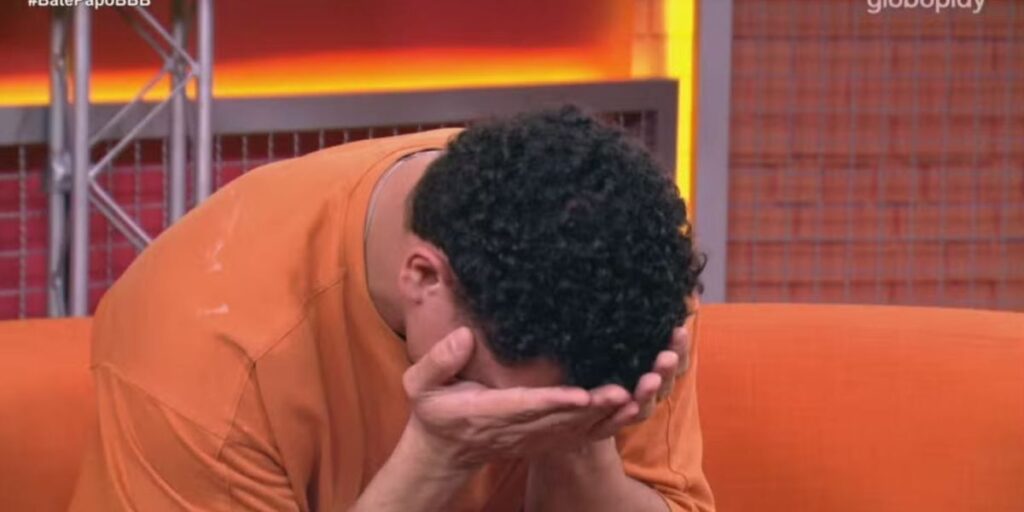 BBB25: Vinícius chora ao descobrir reação da mãe após se assumir bissexual