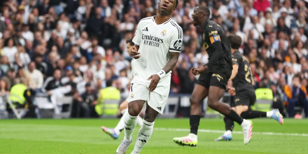 Vinicius Júnior deveria parar de bater pênaltis no Real Madrid? Opine