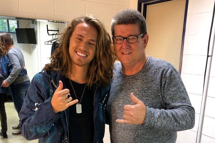 Vitor Kley lamenta morte do pai: “Meu herói de olho azul”