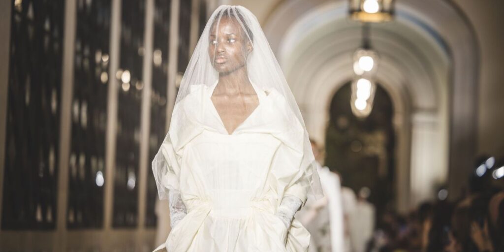 Ícone da moda nupcial, Vivienne Westwood fez seu primeiro desfile de noivas