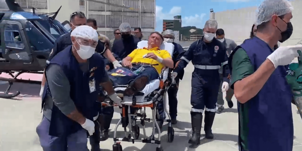 Bolsonaro deixa hospital em Natal para ser transferido para Brasília