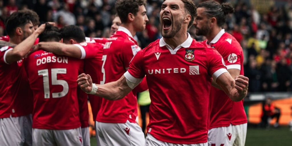 Wrexham conquista acesso inédito na Inglaterra e terceira promoção seguida