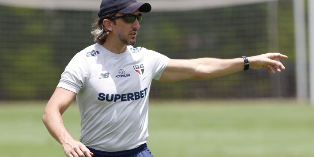 Dirigente garante permanência de Zubeldía antes de São Paulo x Cruzeiro