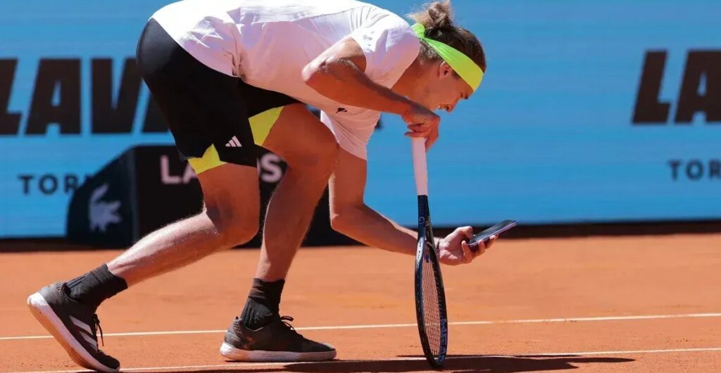 Zverev é advertido por fotografar marca de bola contestada no Madrid Open